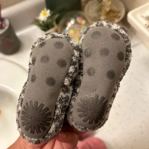 2 pairs of baby girl Uggs size 2/3 - Picture 5 of 5